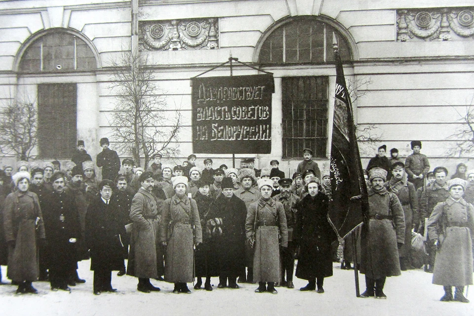 Январь 1919-го. Петроград. Командование Первого белорусского коммунистического отряда и сотрудники Петроградского отделения Белнацкома во время проводов в Минск. Фото: ЦГАКФФД