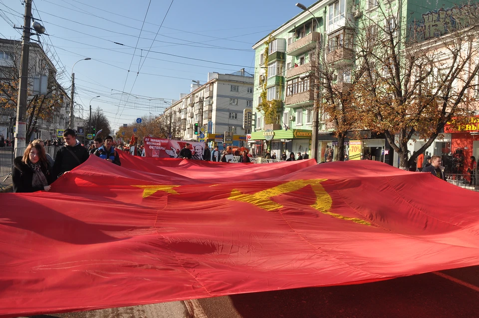 В центре крымской столицы развернули огромный флаг.