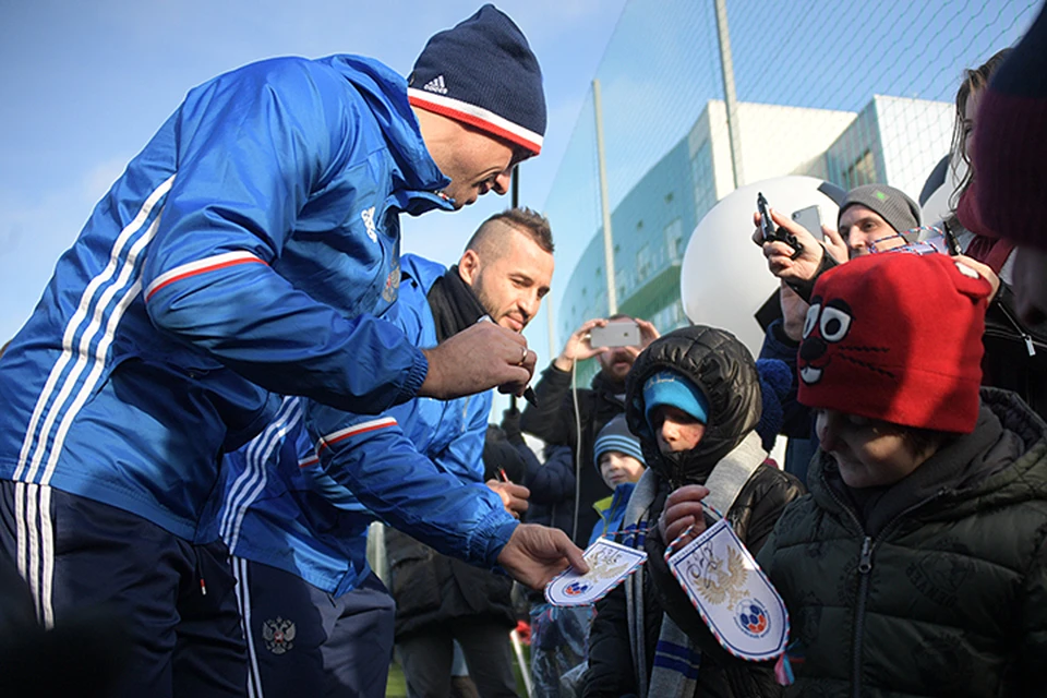 Российские футболисты подарили детям сувениры