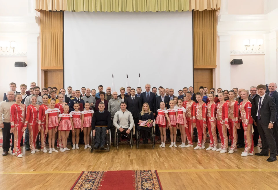Все чемпионы и призёры с трудом поместились на фото