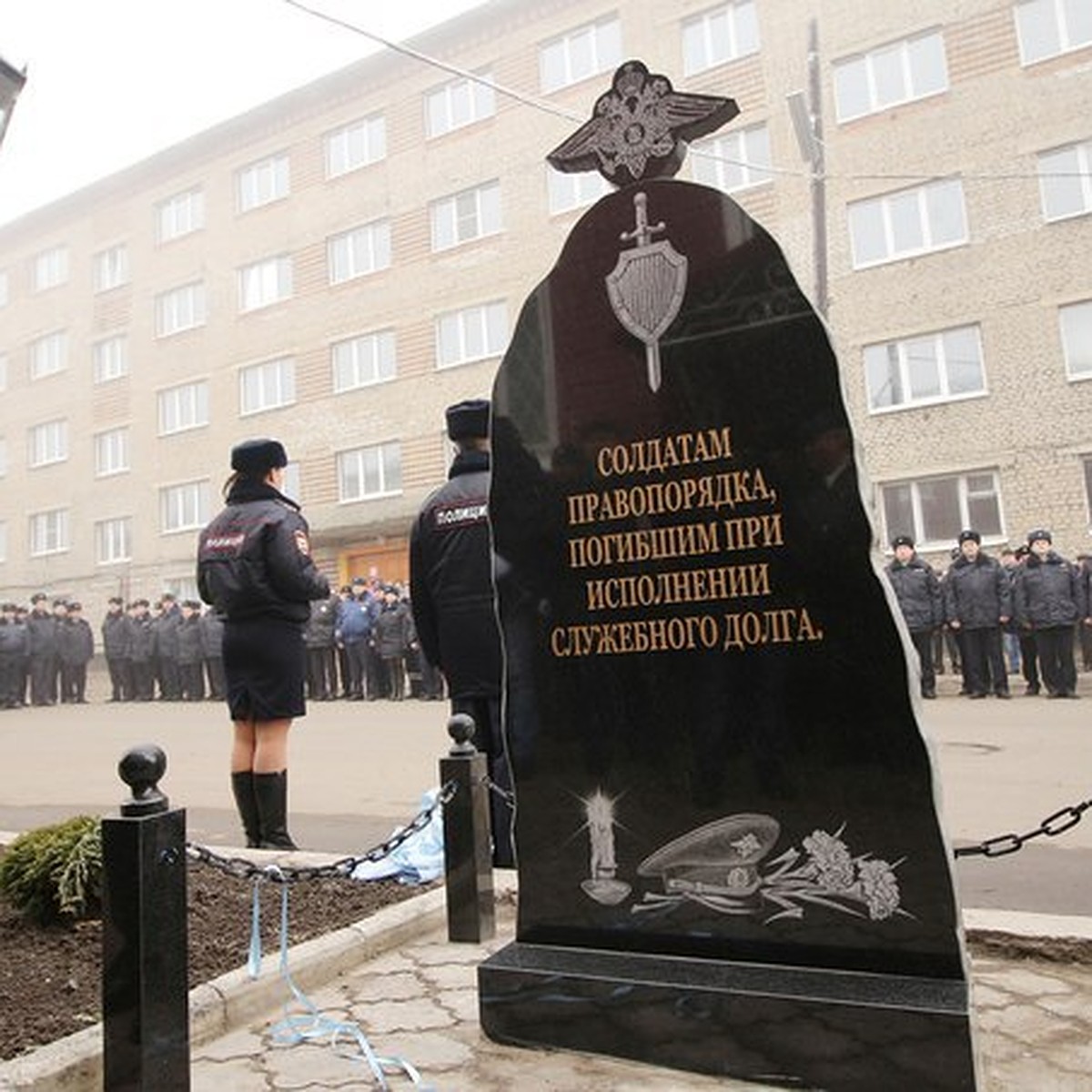 В Мичуринске открыли памятник солдатам правопорядка, погибшим при  исполнении служебного долга - KP.RU