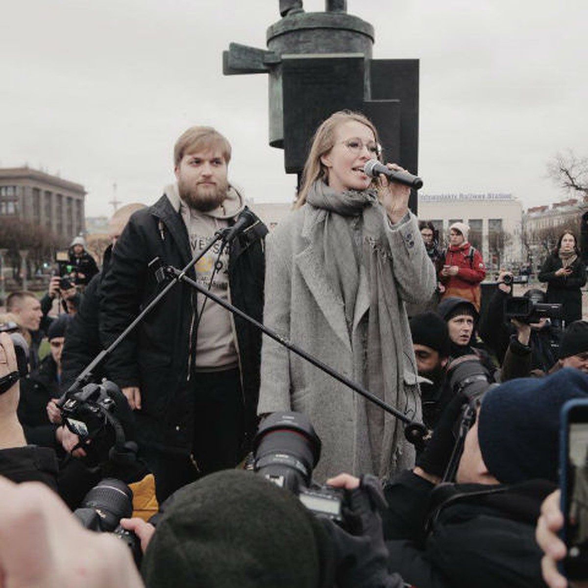 Ксению Собчак освистали в Петербурге во время митинга в защиту образования  и науки - KP.RU