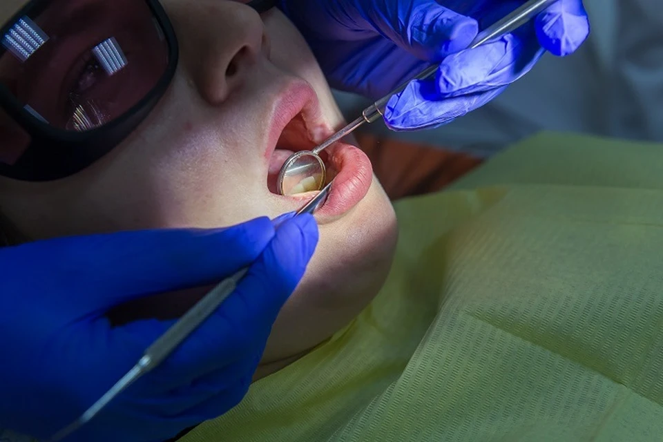 Профессиональная чистка зубов поможет избежать кариеса