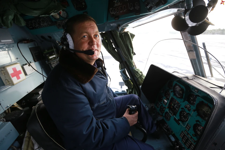 Лучшим вертолетчиком МЧС в стране стал Николай Шаров из Красноярска.