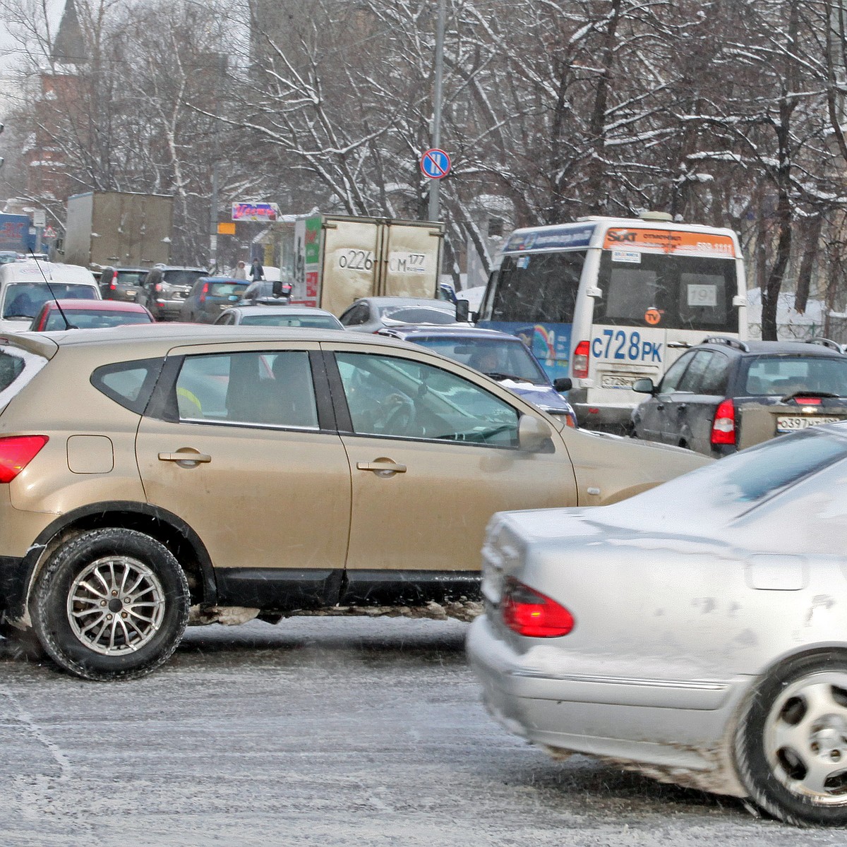 Челябинцы жалуются на проблемные перекрестки по всему городу - KP.RU