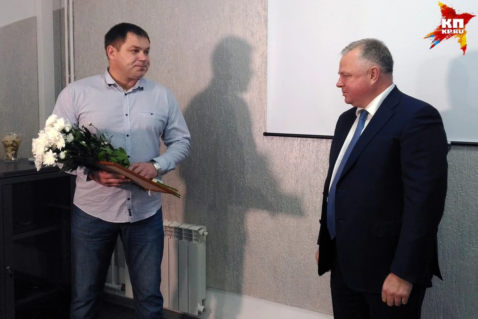 Дмитрий Иванов (слева) не считает себя героем. Министр здравоохранения Новосибирской области Олег Иванинский вручил ему благодарственное письмо.