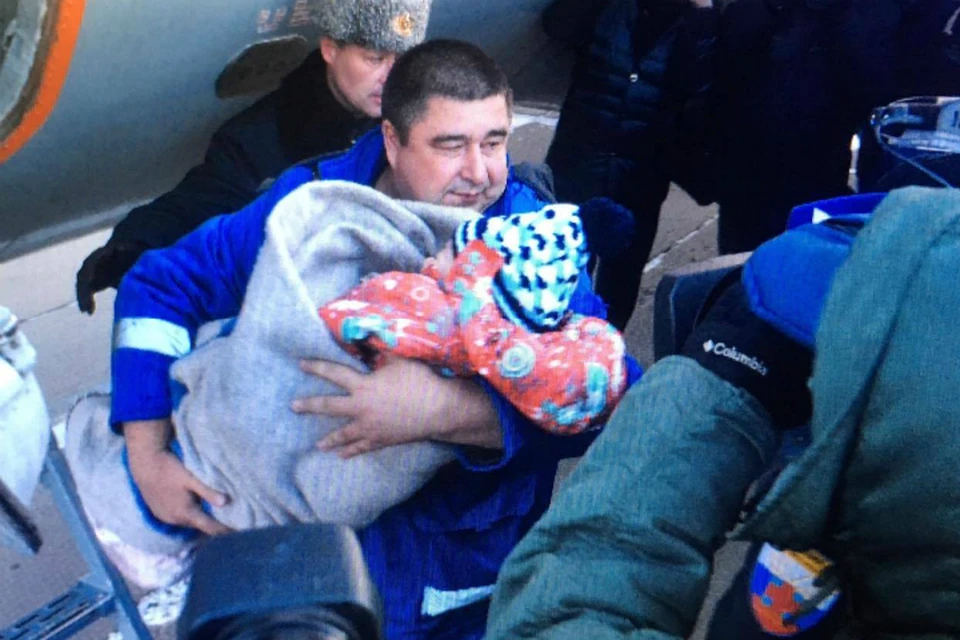 В Хабаровск прибыл самолет с единственной выжившей в авиакатастрофе девочкой на борту
