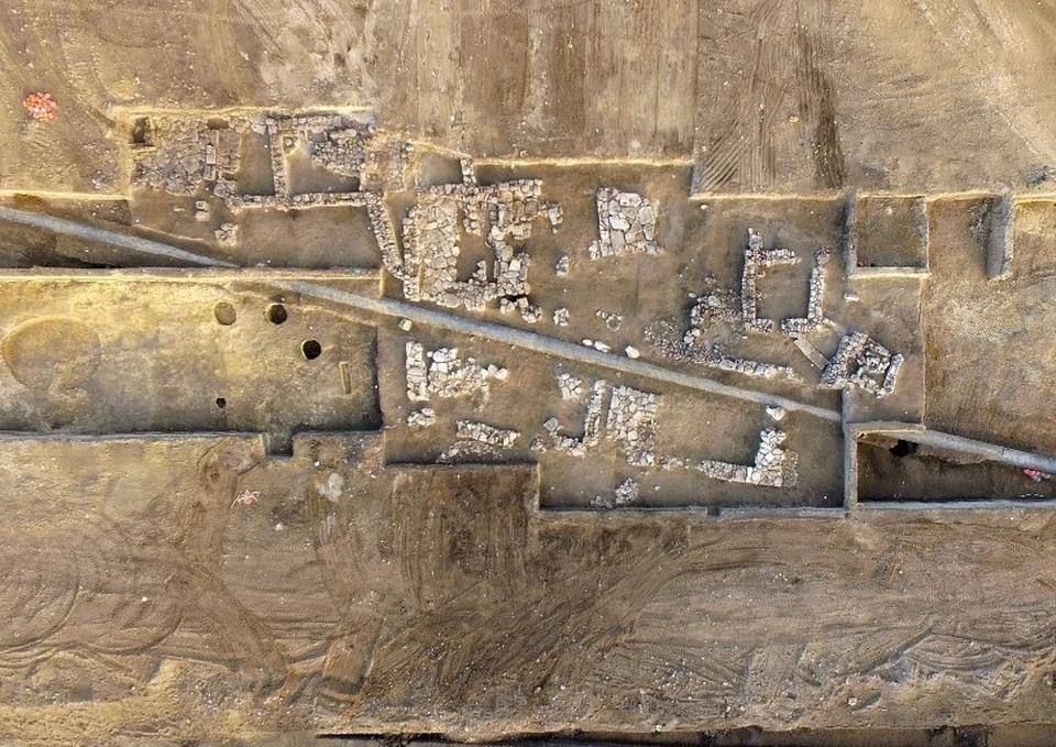 Общий вид с юга на расчищенные кварталы римского времени. Фото: Институт археологии РАН