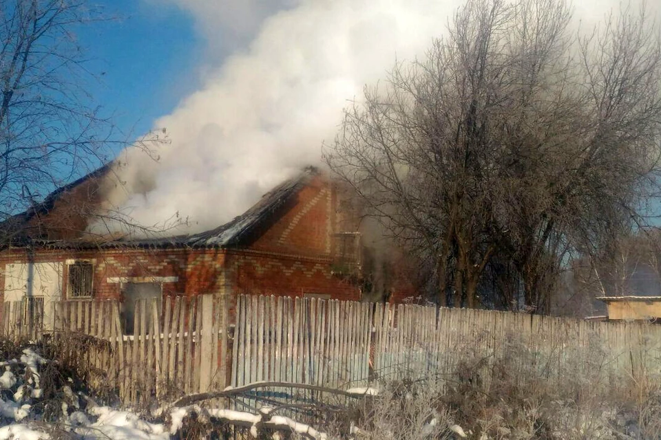 Крупный пожар произошел ранним утром 16 ноября в Новосибирской области. Огонь унес жизни троих человек. Фото: ГУ МЧС по НСО.
