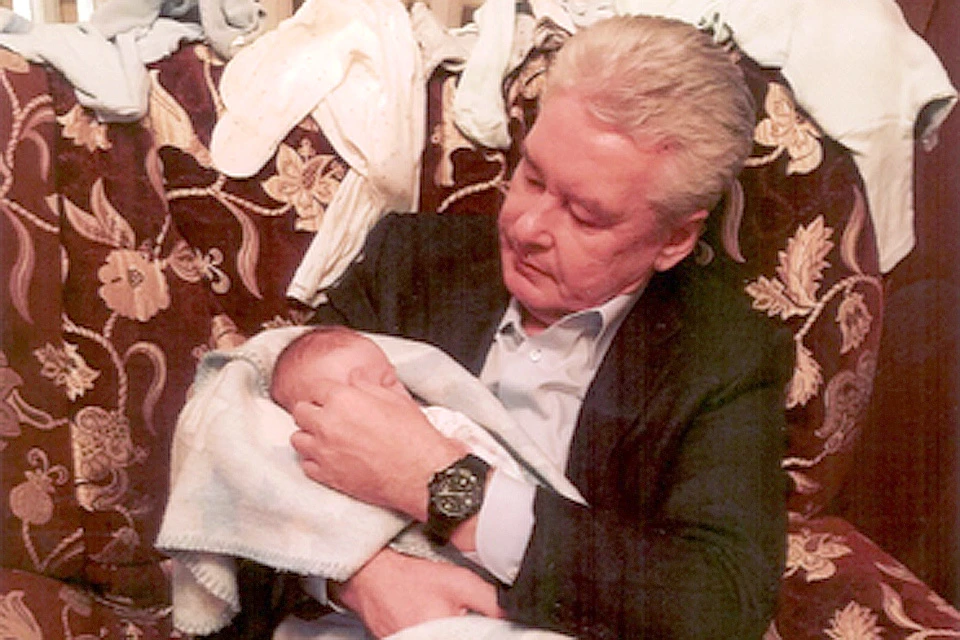 Сергей Собянин поделился фотографией с внуком на руках. Фото: сергейсобянин.рф