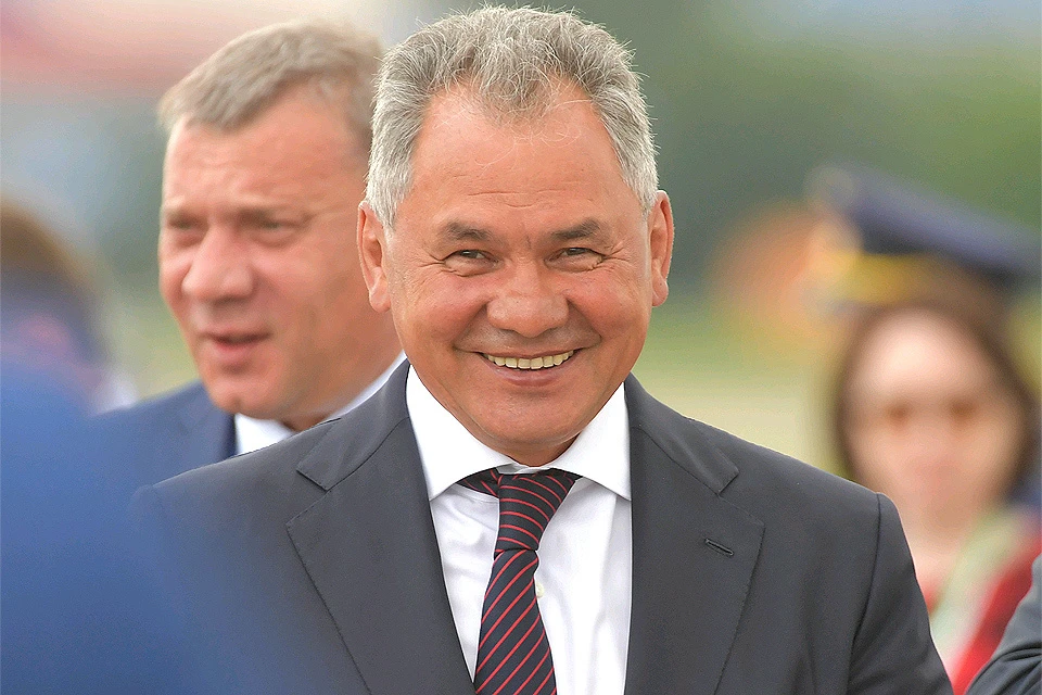 Среди всех министров правительства РФ, больше всего россияне доверяют главе Минобороны Сергею Шойгу.