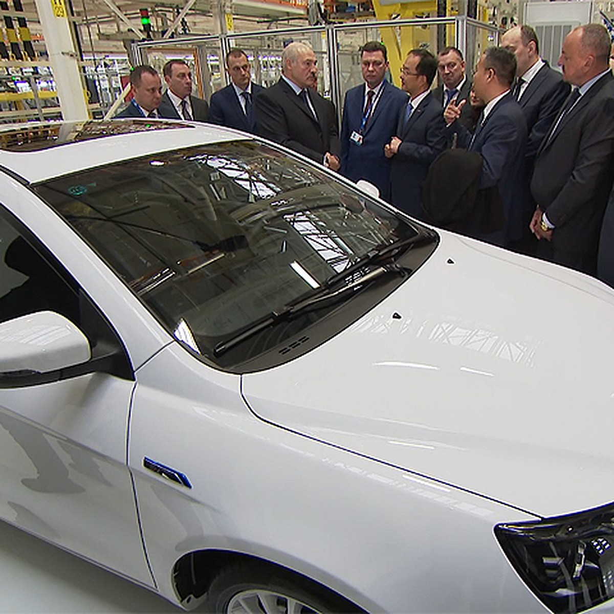 Александру Лукашенко подарили электромобиль Geely - KP.RU