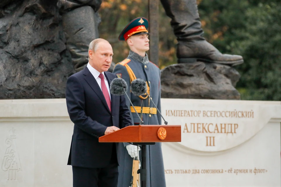 Владимир Путин на открытии памятника Александру III. Фото: Михаил Метцель/ТАСС