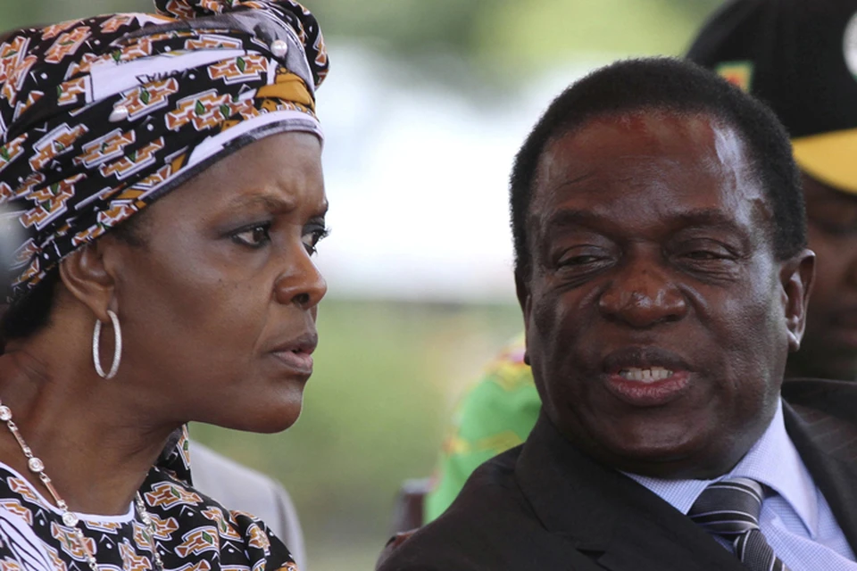 Ходят слухи, что супруга Мугабе Грейс бежала в Намибию и президент последовал за ней. Однако, по последним данным, Роберт Мугабе на месте