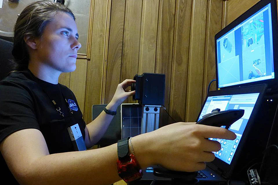 Анна Кикина тестирует специальный джойстик для управления космическим кораблем. Фото предоставлены ИМБП РАН