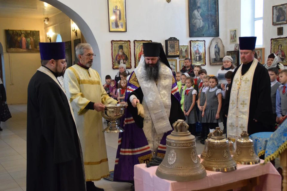 17 ноября епископ Каинский Феодосий освятил 6 колоколов для звонницы. Фото: http://kainsk-eparhia.ru/