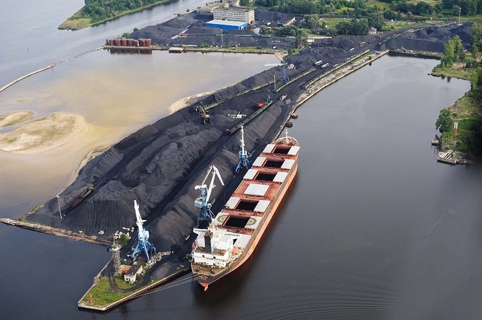 Одна из главных экопроблем морских портов - пыль от сыпучих грузов. Фото: проектный офис Года экологии.
