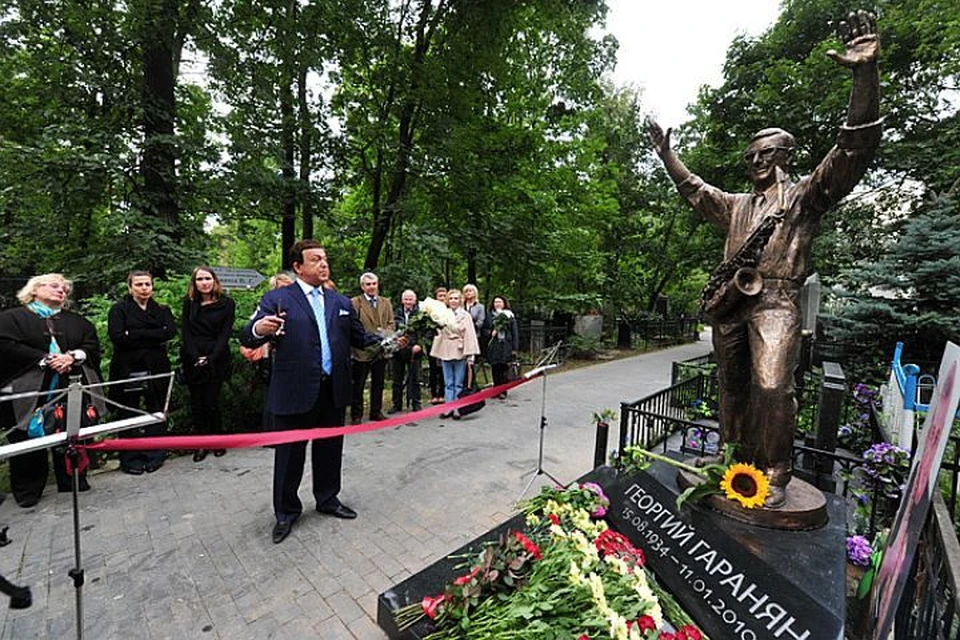 Памятник джазовому музыканту Георгию Гараняну на Ваганьковском кладбище открыл Иосиф Кобзон.