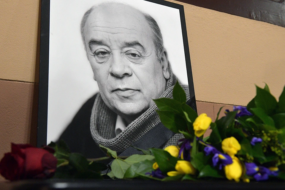 Цветы в память об актере Леониде Броневом в театре "Ленком".