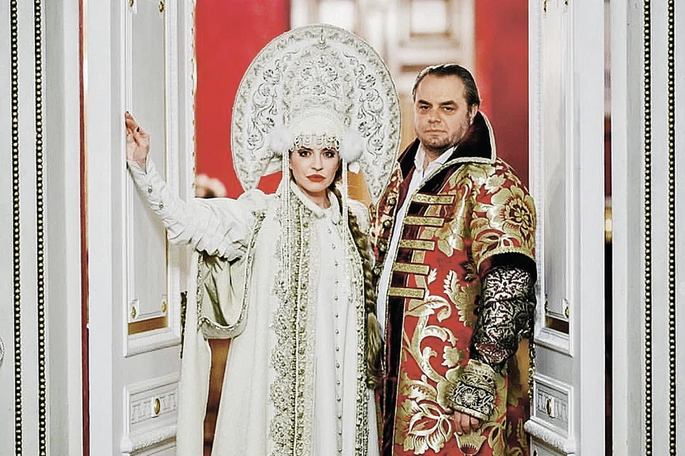 Супруги Олег и Виктория Шеляговы решили отметить 10-летие своего бракосочетания, облачившись в псевдоисторические костюмы.