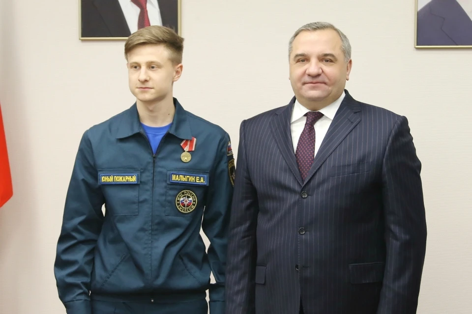 Министр МЧС вручил Евгению медаль «За отвагу на пожаре»