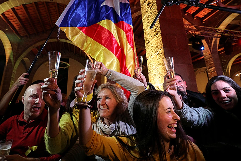 Сторонники независимости Каталонии от Испании празднуют победу. После подсчета голосов стало известно, что партии, которые выступают за автономность республики, получили 70 мест из 135 в местном законодательном органе