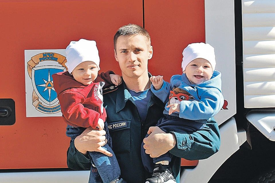 Саша со своими крестниками. Фото: Пресс-служба МЧС России