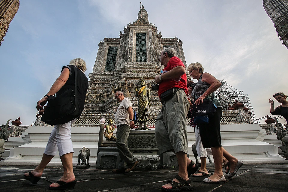 Туристы наматывают круги у Храма Восходящего Солнца в Бангкоке.