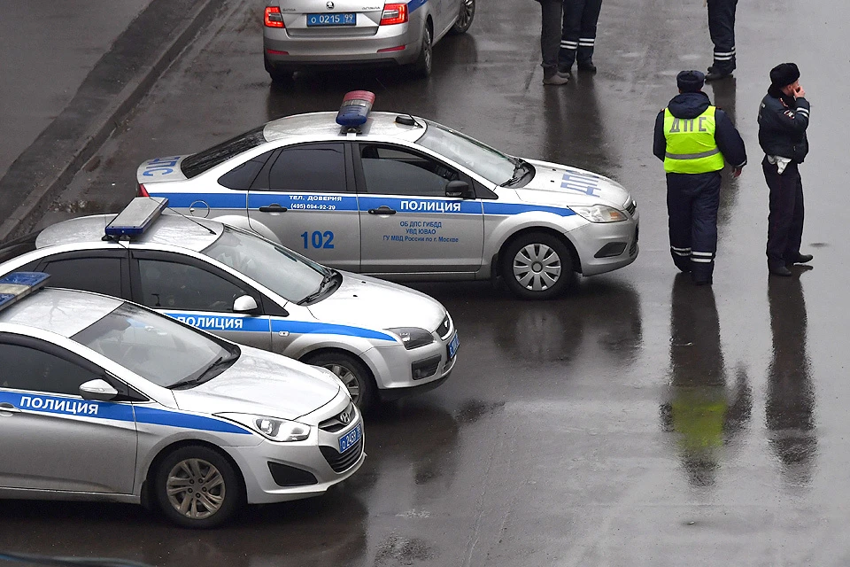 Полицейское оцепление в районе здания фабрики "Меньшевик".