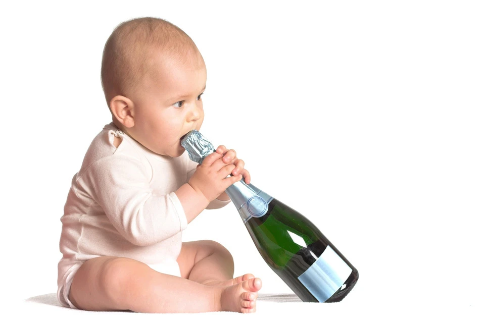 Врачи и физиологи в один голос утверждают, что давать алкоголь детям в любом возрасте нельзя ни в коем случае.