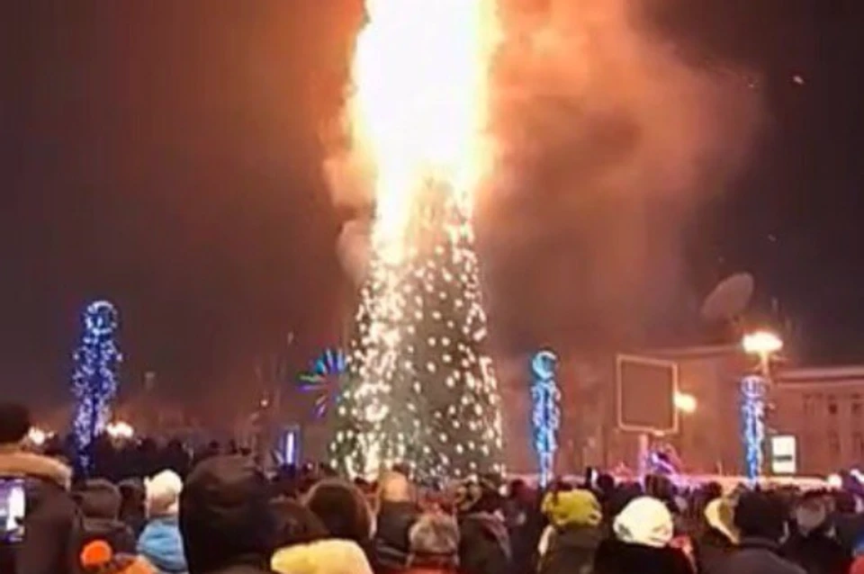 С огоньком: Главная новогодняя елка сгорела дотла в Южно-Сахалинске