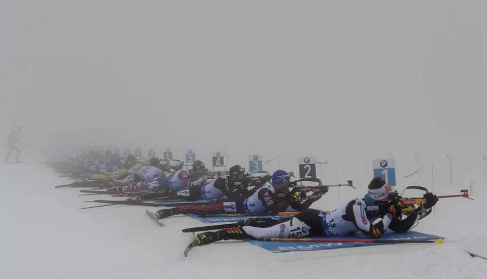 Мужская эстафетная гонка в Оберхофе прошла в туманную погоду.