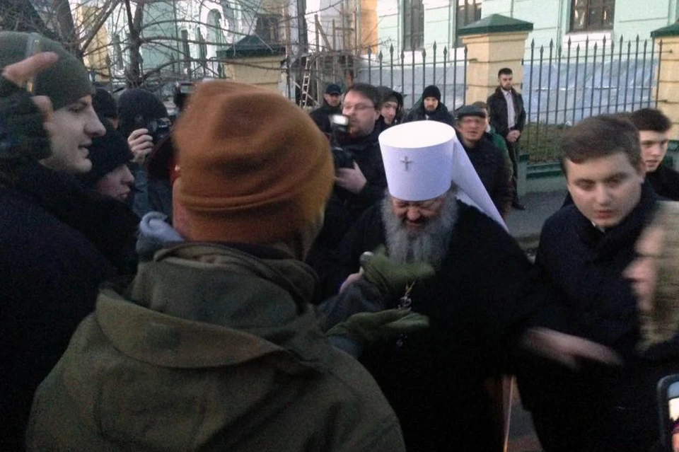 Украинские националисты решили бороться со священниками и даже настоятелем Киево-Печерской Лавры. Фотографии своих "подвигов" они выложили в сети
