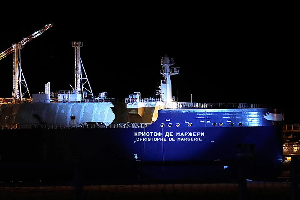 По команде президента топливо начало поступать в резервуары судна «Кристоф де Маржери». Фото: Михаил Метцель/ТАСС