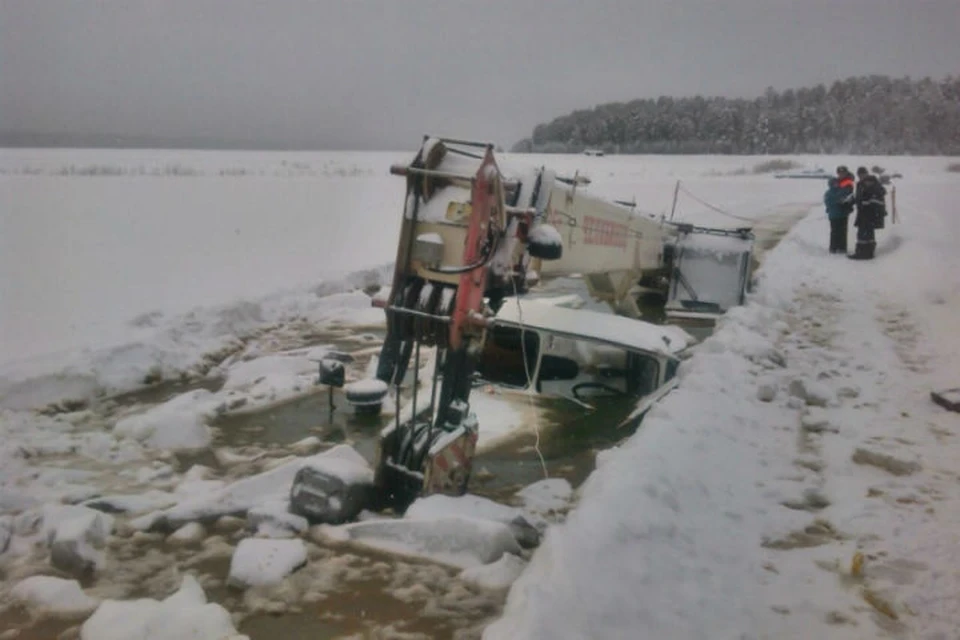 Нефтепродукты разлились в реку Лену из-за провалившейся под лед автоцистерны в Иркутской области