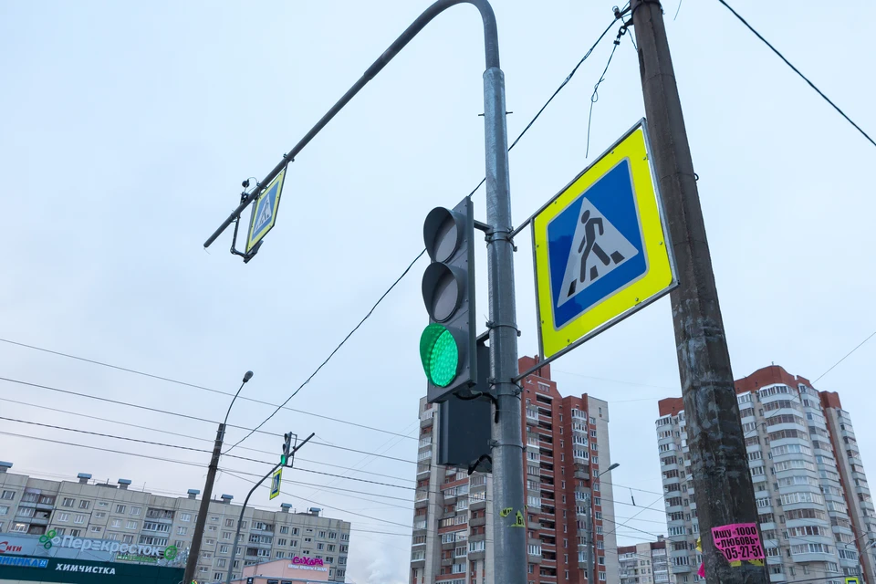 Такой регулировщик - важный «работник» на дороге.