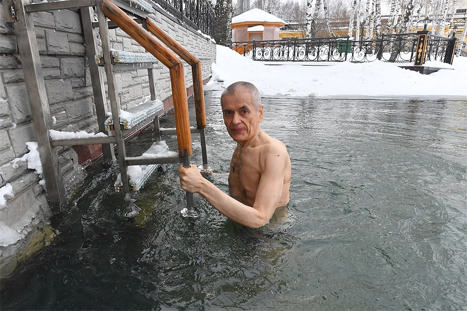 Геннадий Онищенко во время крещенского купания.