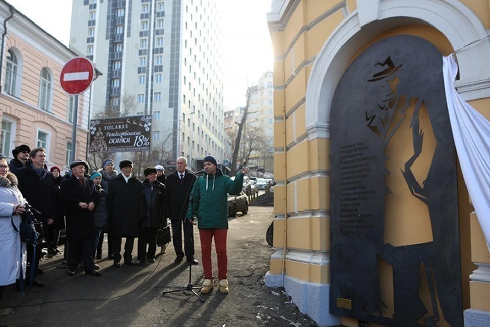 Памятник Штирлицу открывает дизайнер Павел Шугуров. Фото: администрация Владивостока