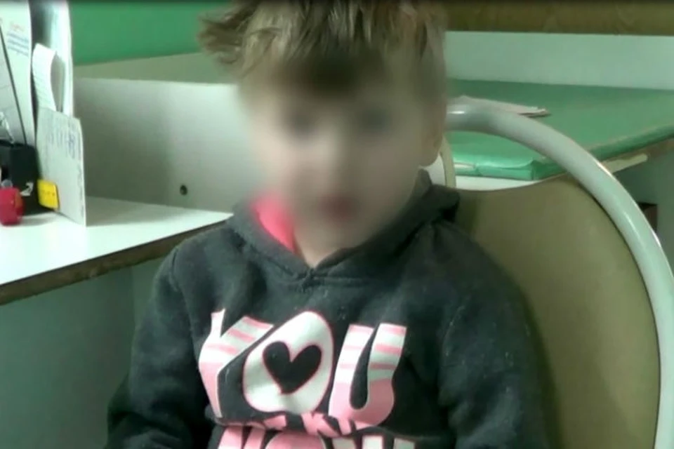Трехлетнего мальчика, который морозной ночью в одной пижаме гулял по улице, спасли в Иркутске.