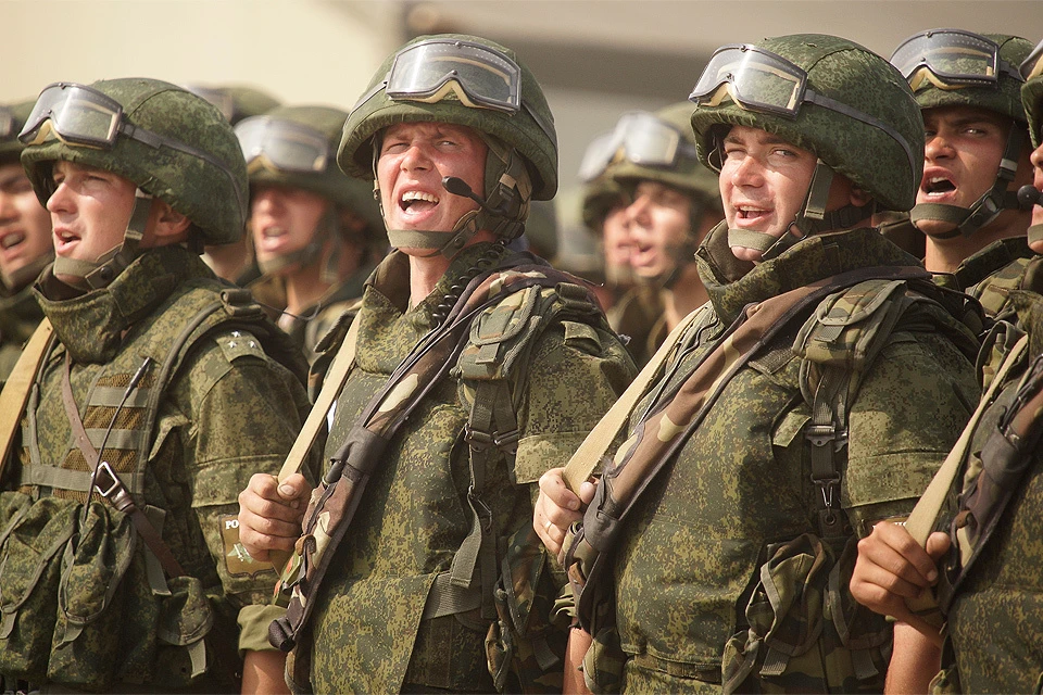 Согласно подписанному президентом указу, солдаты должны отвечать на поздравление или благодарности словами «Служу России!».