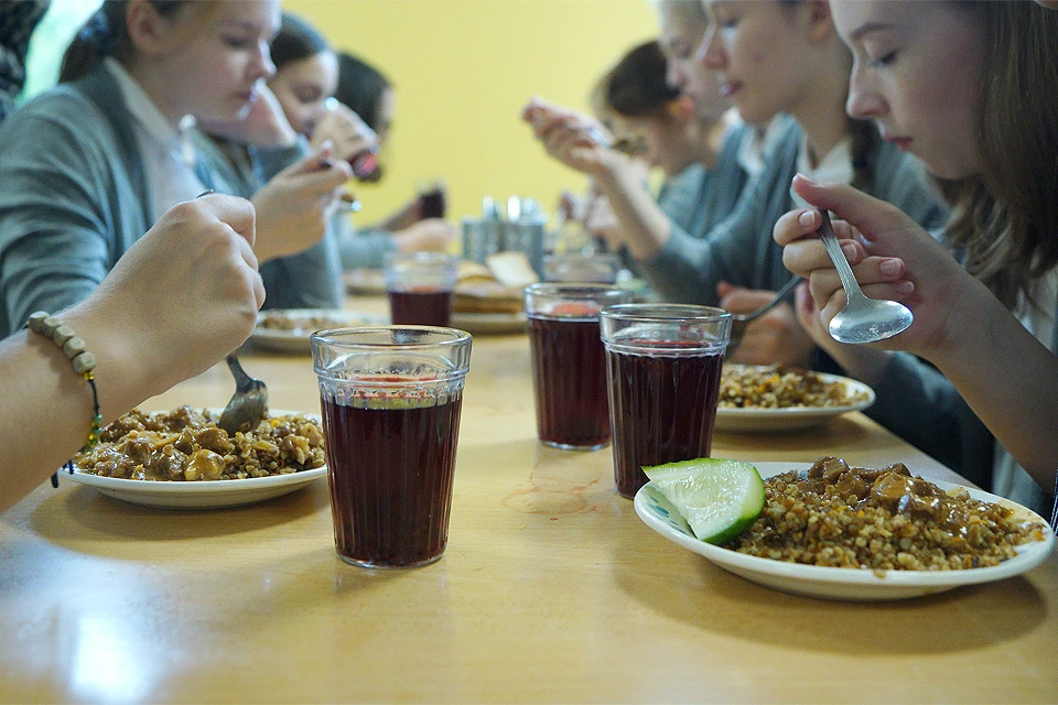 Школу в Люберцах закрыли после того, как из-за сальмонеллеза случилось массовое отравление в школьной столовой.