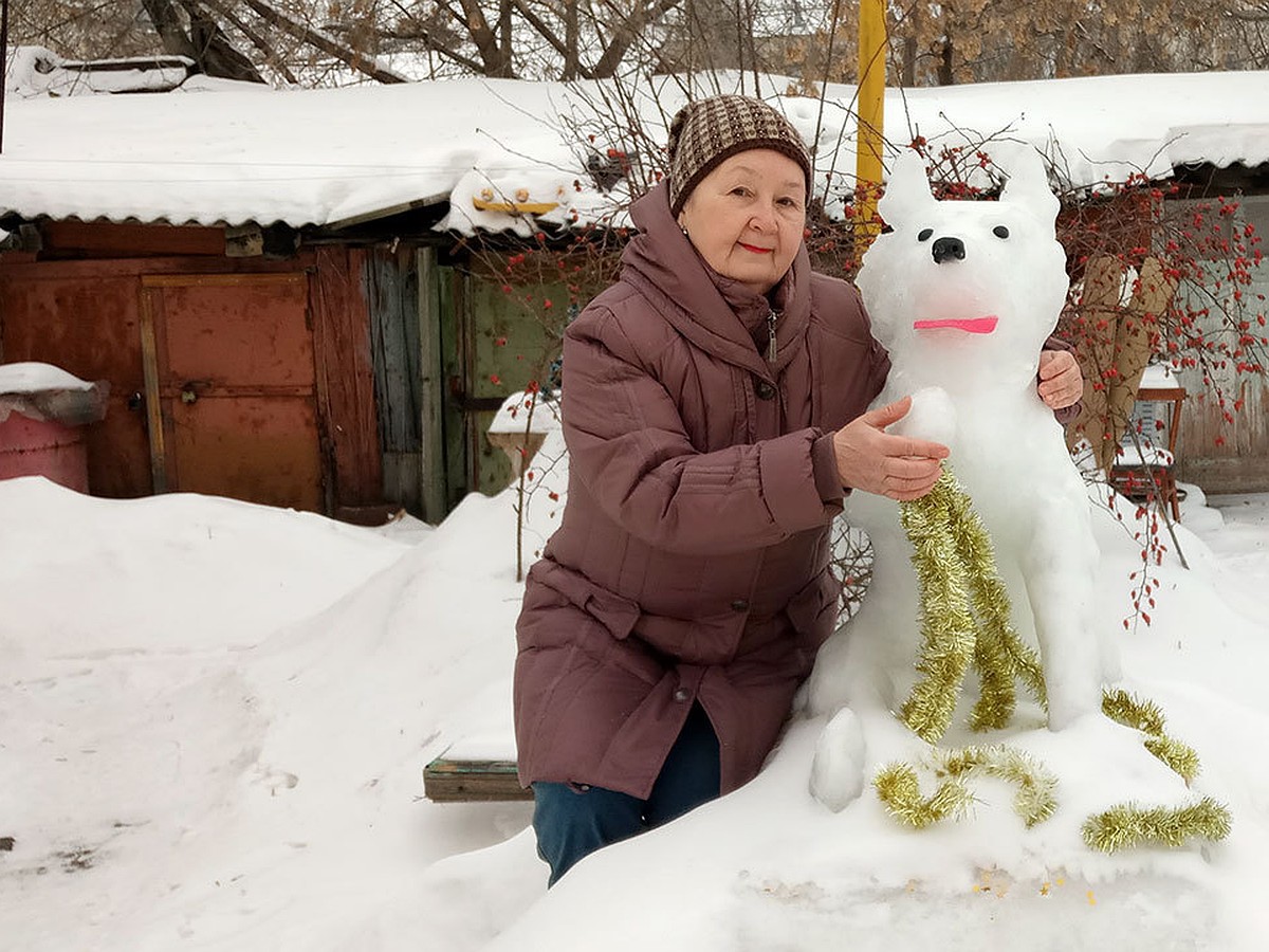 Пенсионерка из Самары уже 18 лет лепит скульптуры из снега - KP.RU