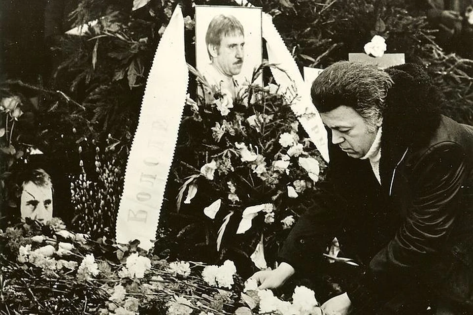 Иосиф Кобзон на могиле Высоцкого на Ваганьковском кладбище, 25 января 1981 года. Фото: Личный архив И. Кобзона