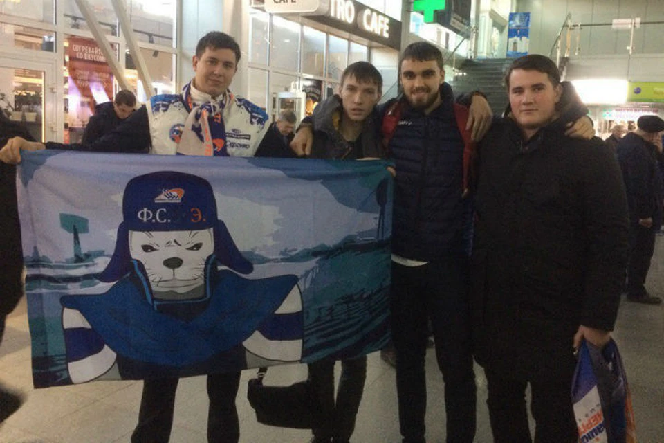 Новый фан-клуб "Ф.С.Б.Э." встречает хоккеистов "Байкал-Энергии" в аэропорту. Фото: фан-клуб "Ф.С.Б.Э."