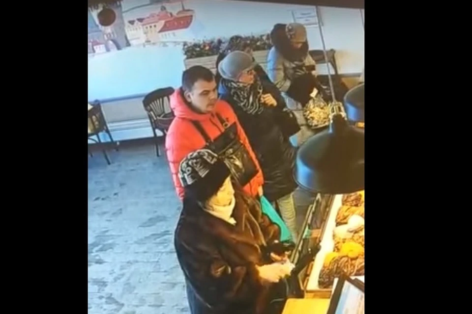 Петербуржец по записи с камер разыскивает женщин, обчистивших сумку его матери. Фото: скрин видео