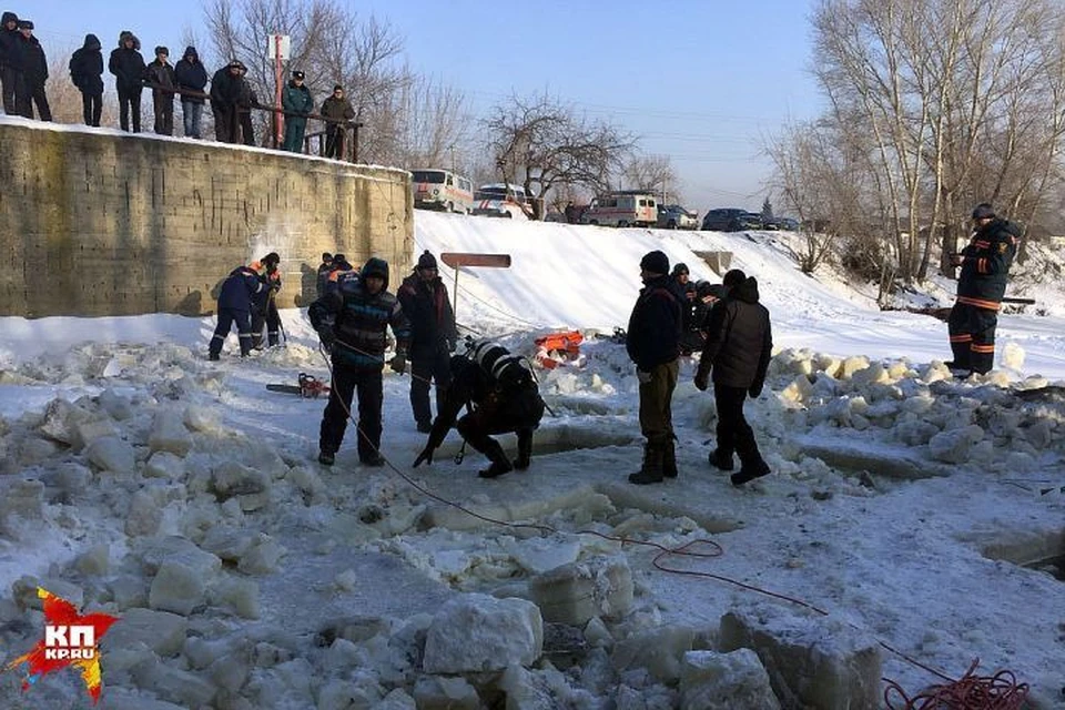 Водолазы нашли тело мальчика, провалившегося под лед на Барнаулке