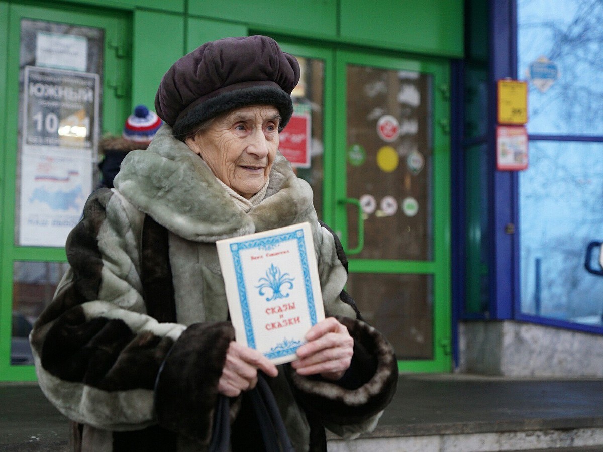 В Екатеринбурге 88-летняя бабушка продает свои сказки на морозе, чтобы  поставить на ноги внучку - KP.RU