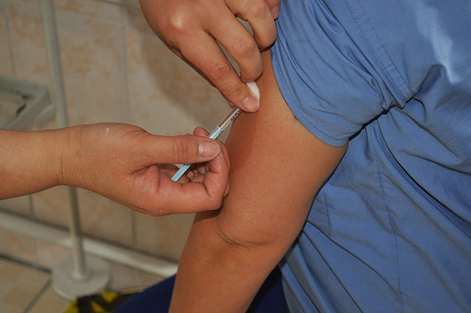 Врачи советуют родителям привить детей, если вакцина еще не сделана. В противном случае малыши рискуют заразиться одной из самых опасных и заразных болезней - корью.