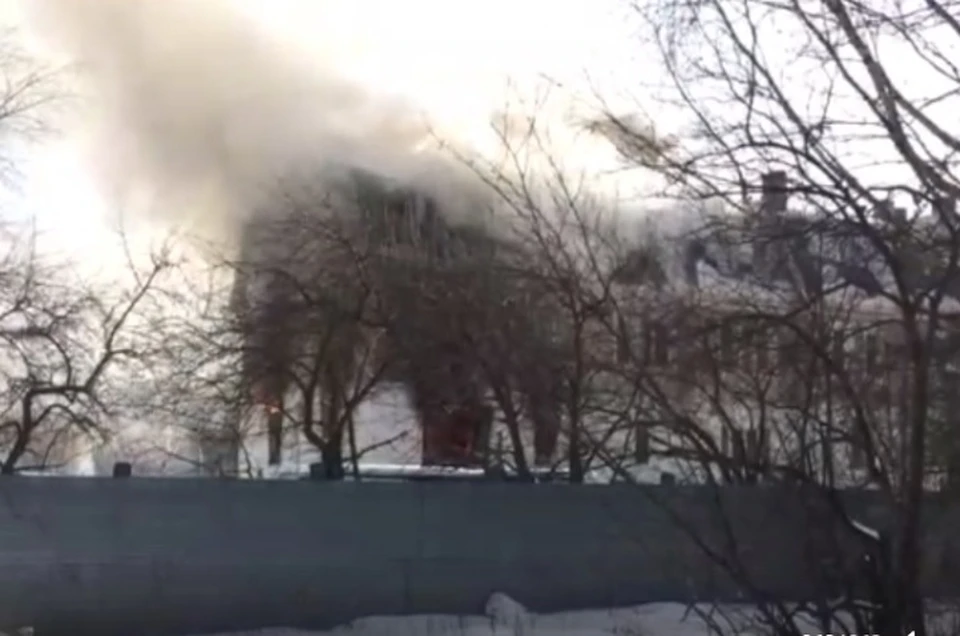 В поселке сгорел дом, который принадлежит барду Новикову Фото: скрин с видео