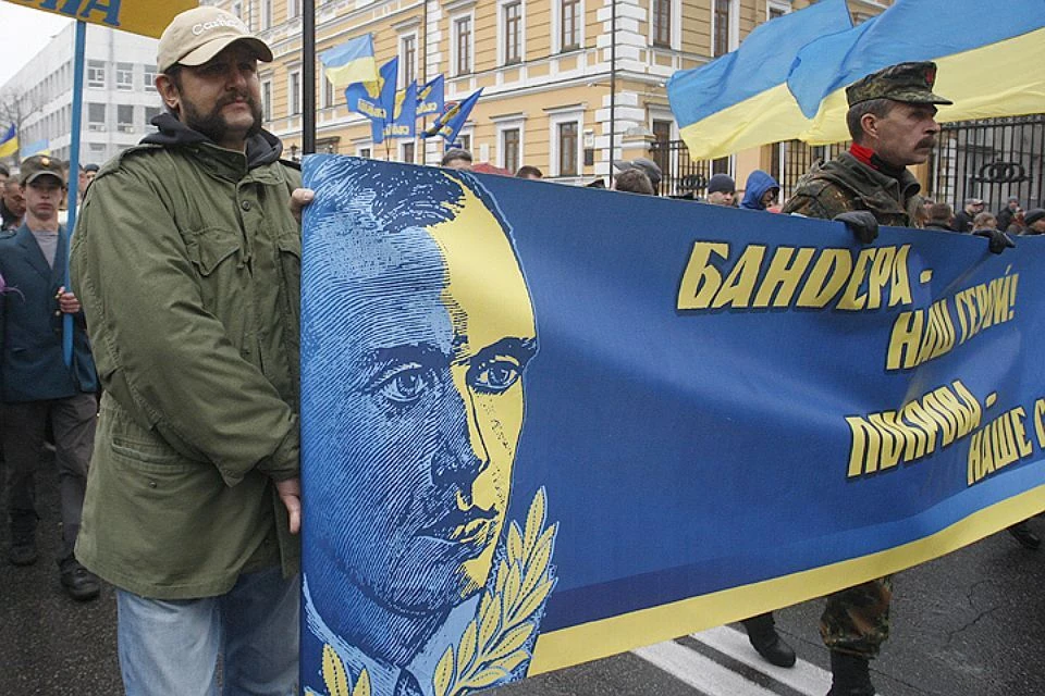 Украинские националисты с портретом Степана Бандеры во время марша в центре Киева. Фото ИТАР-ТАСС/ Мария Фролова